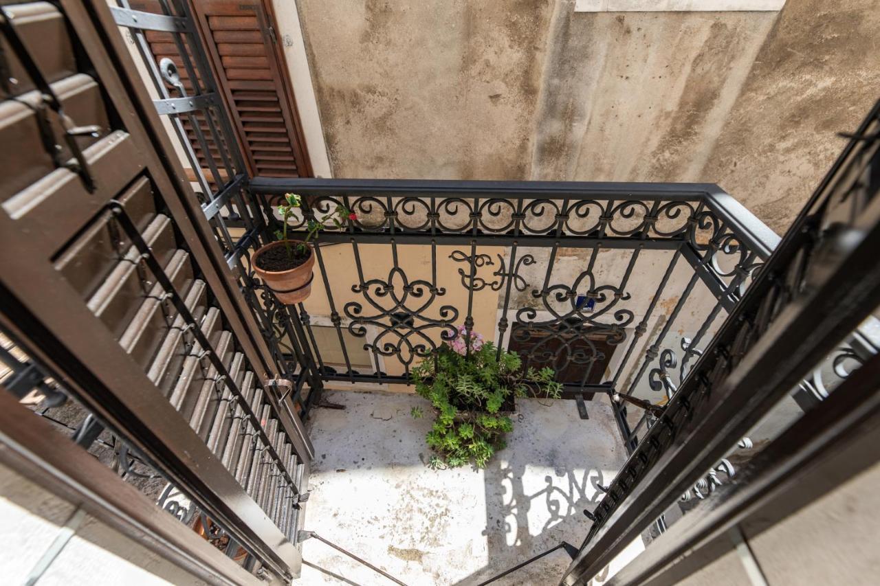 Stanley Helenski - Apartment In Old Town Šibenik Buitenkant foto